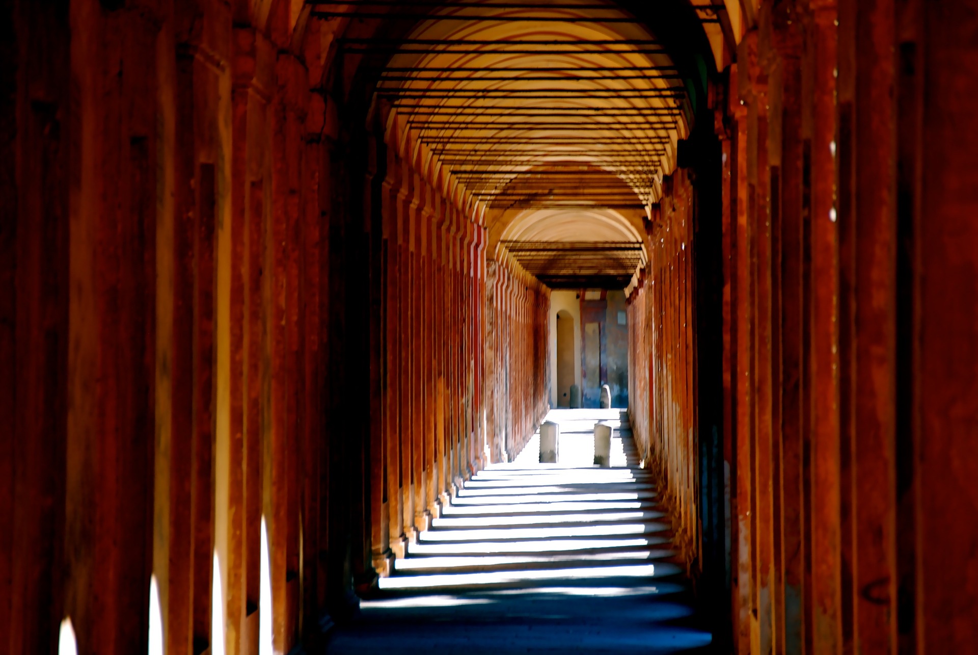 Retire in Emilia Romagna - Arches of Bologna