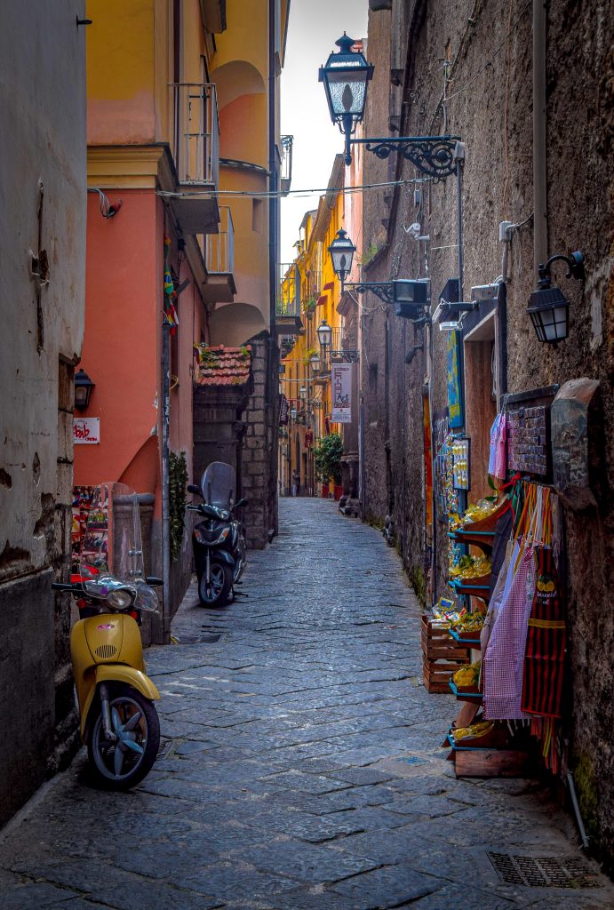 Narrow street of Naples - Cheapest places to retire in Italy